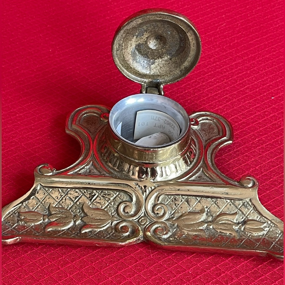 ✍️ Rare Antique Brass Inkwell w/Pen Rest From Early 1900,s. Made in Japan. ✍️ - Picture 10 of 15
